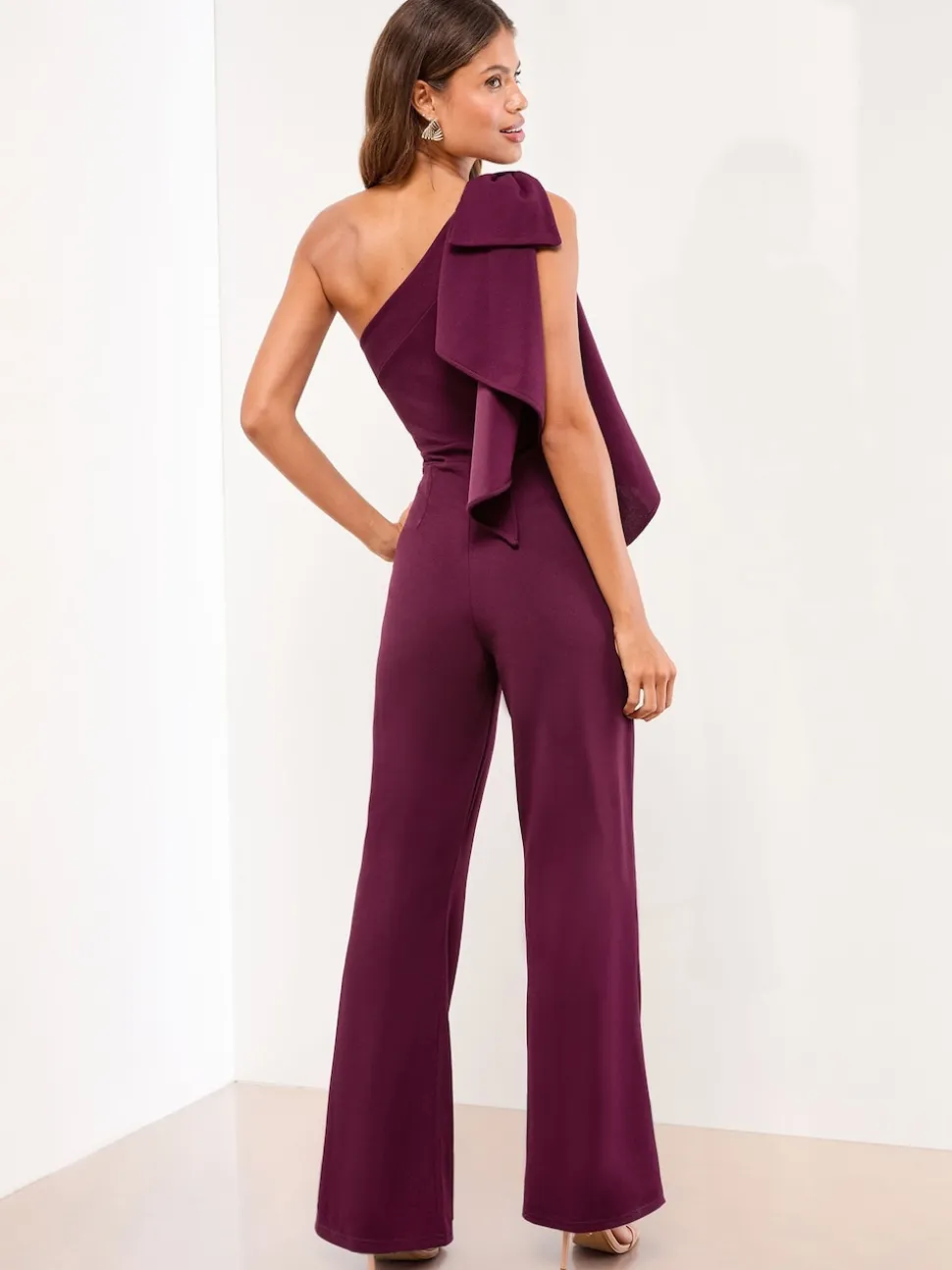 Wijn - Lipsy jumpsuit met strik en één schouder