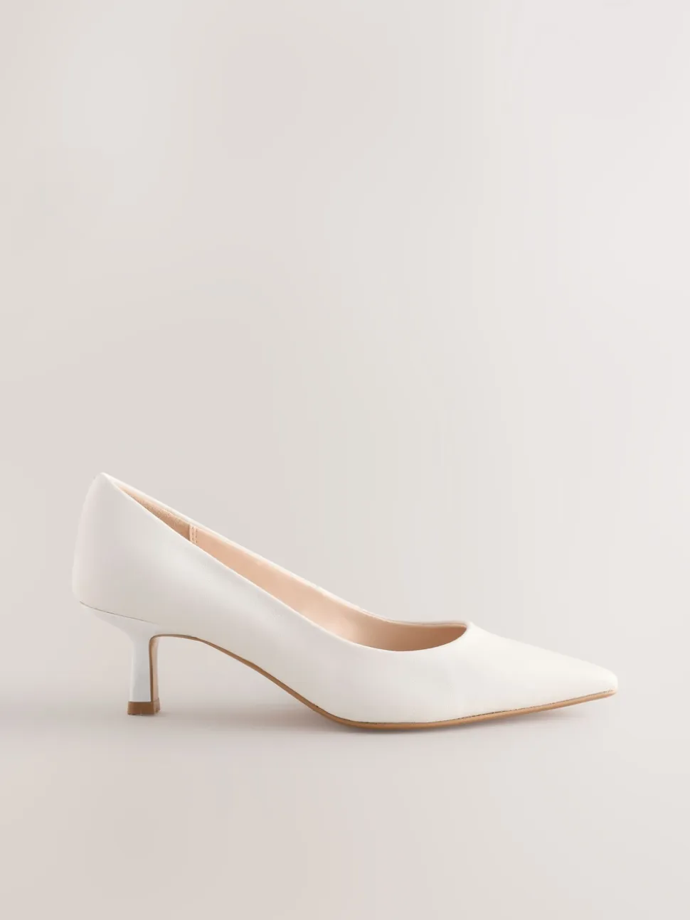 Wit - Leren pumps met spitse neus en kittenhakje