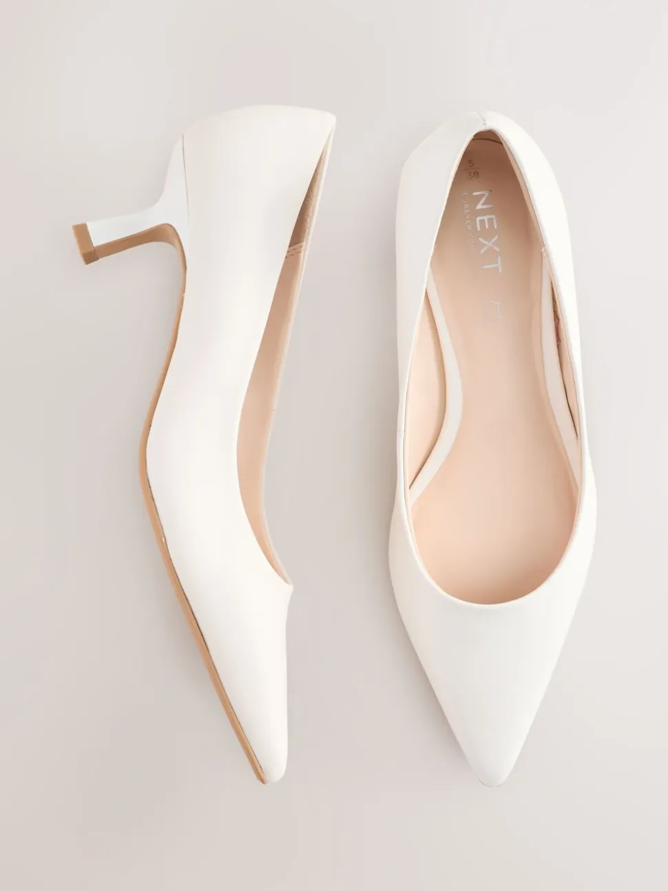 Wit - Leren pumps met spitse neus en kittenhakje