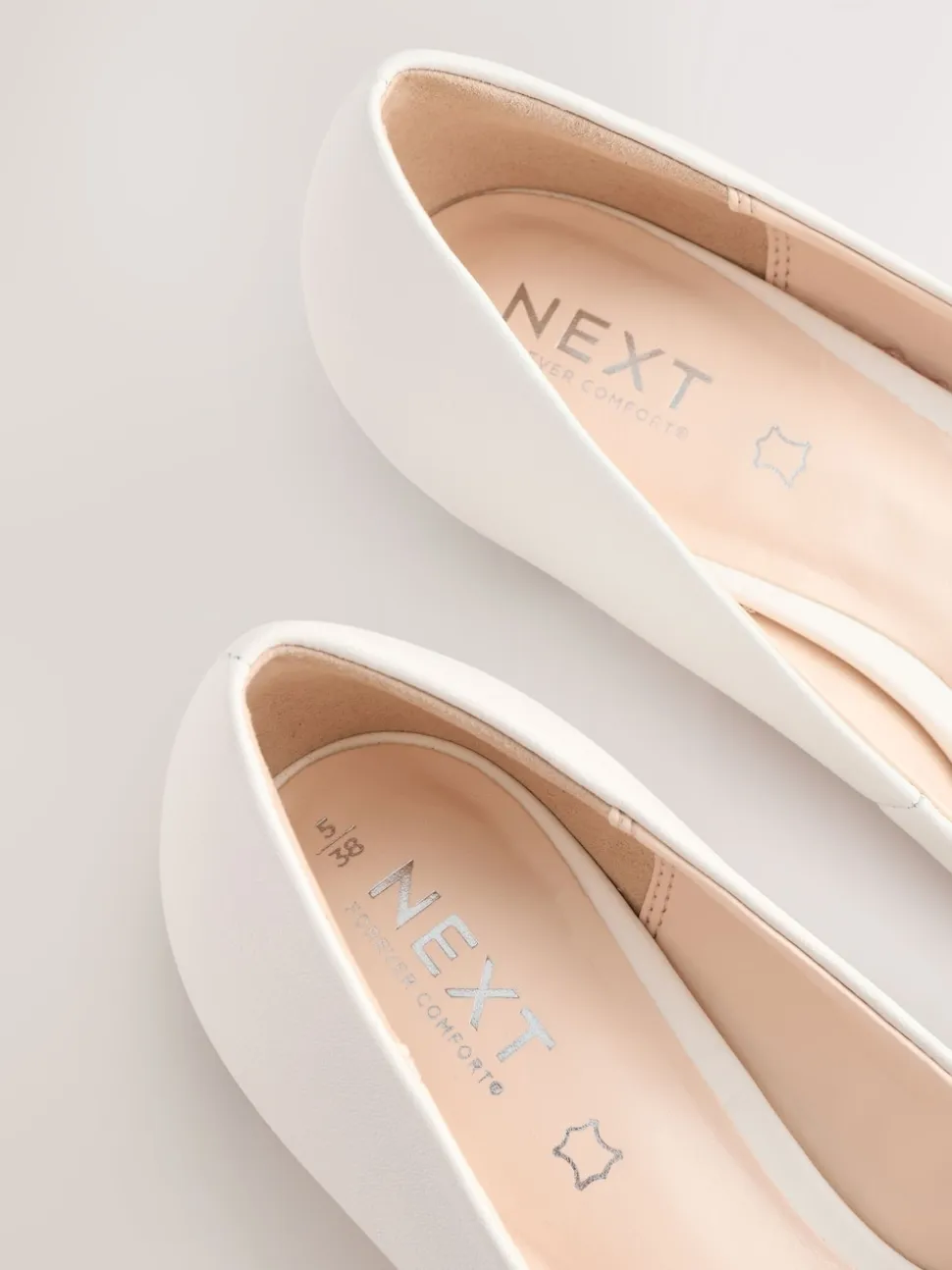 Wit - Leren pumps met spitse neus en kittenhakje