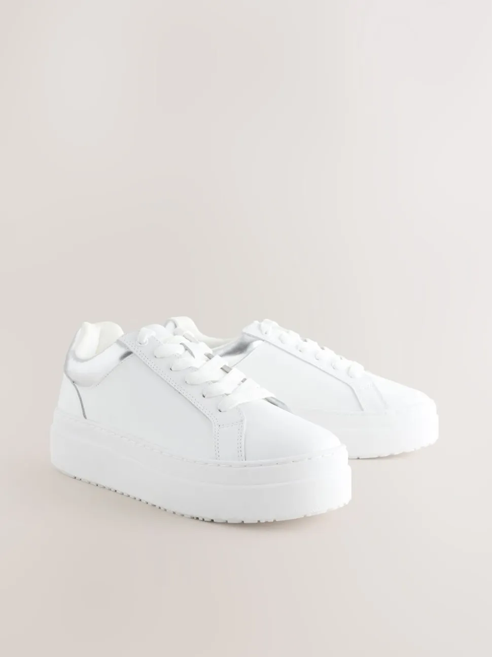 Wit - Leren sneakers met ronde neus en dikke vetersluiting
