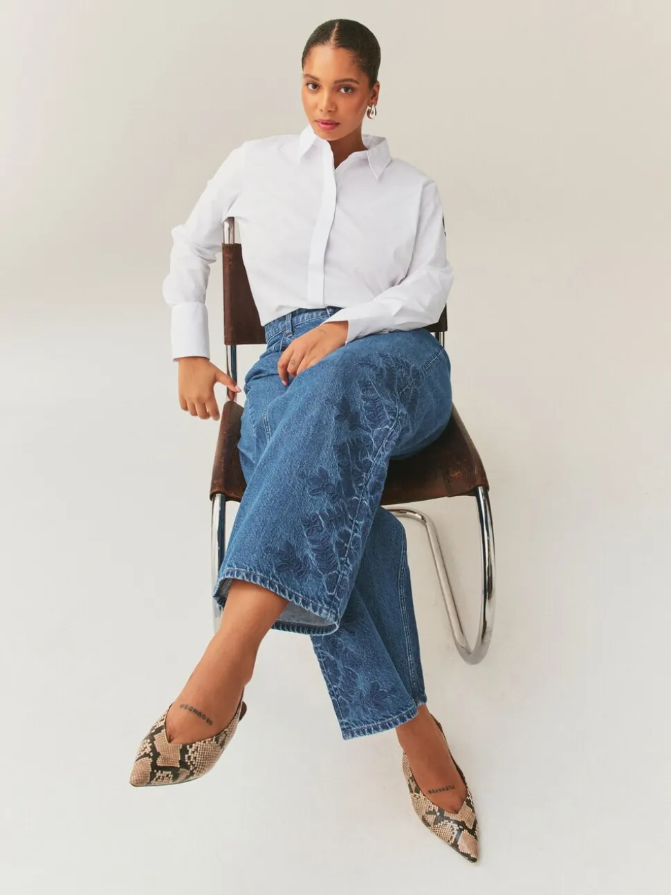 Wit - Vollere boezem stretchy essentieel getailleerd overhemd met lange mouwen