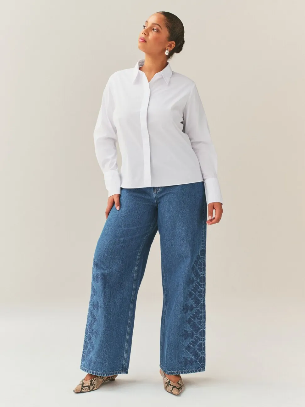 Wit - Vollere boezem stretchy essentieel getailleerd overhemd met lange mouwen