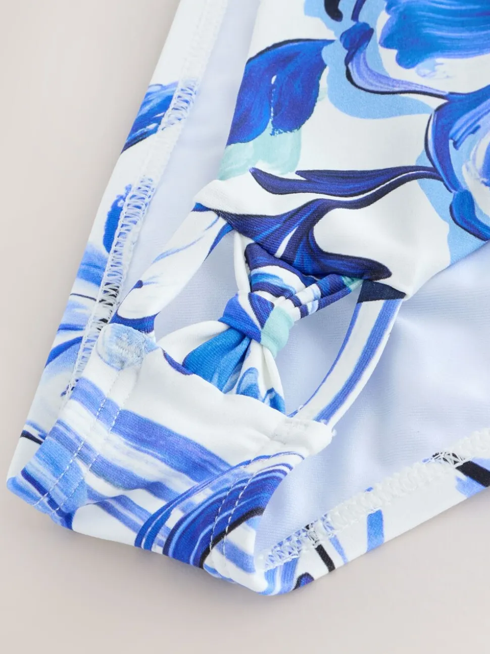 Wit/blauw porselein - Hoog uitgesneden bikinibroekje
