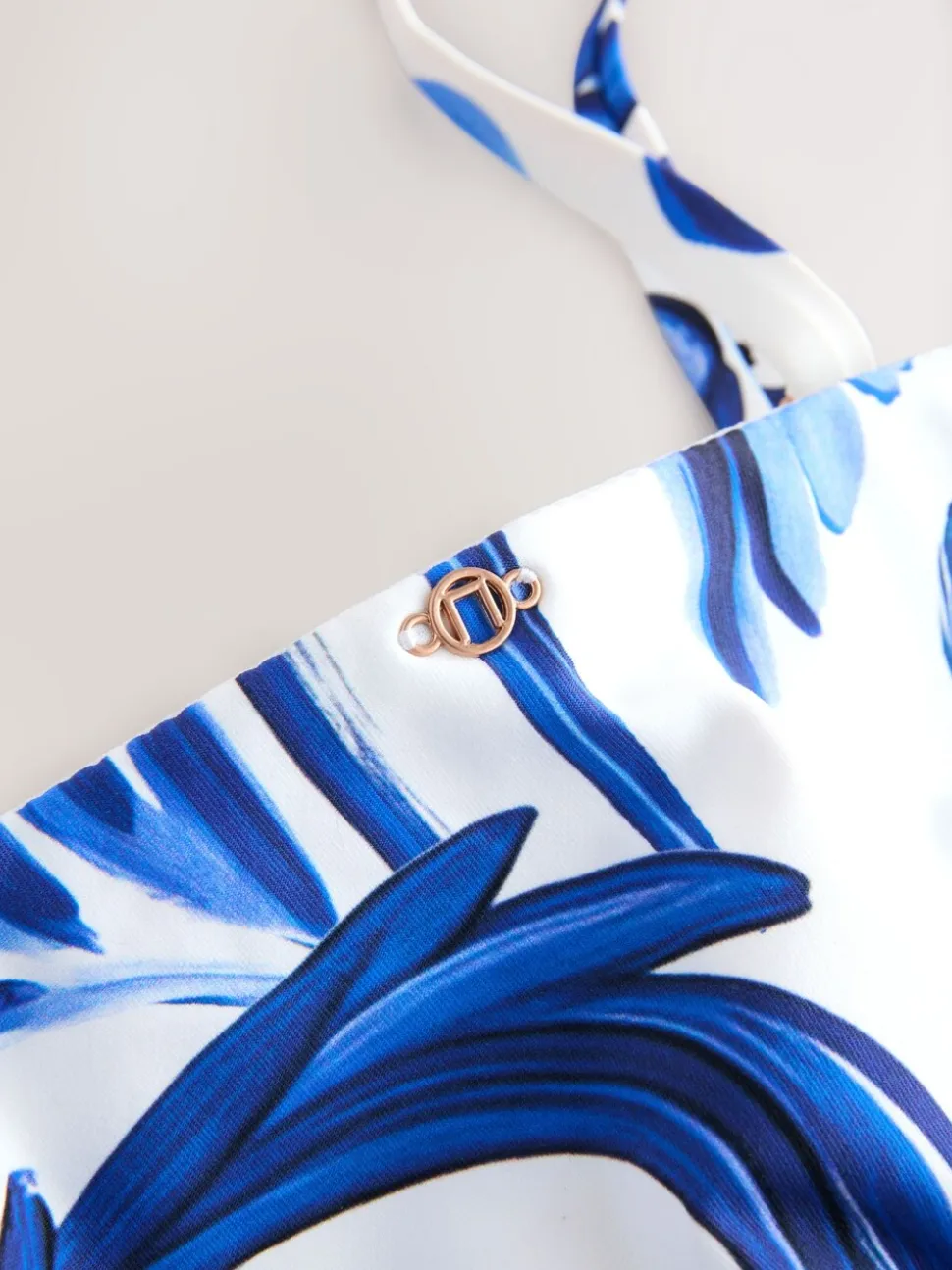 Wit/blauw porselein - Vormgevend bandeaubadpak met buikcorrectie en afgeronde pijpen