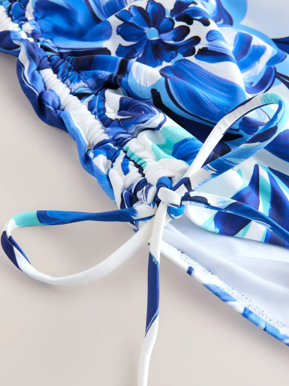 Wit/blauw porselein - Vormgevend bandeaubadpak met buikcorrectie en afgeronde pijpen
