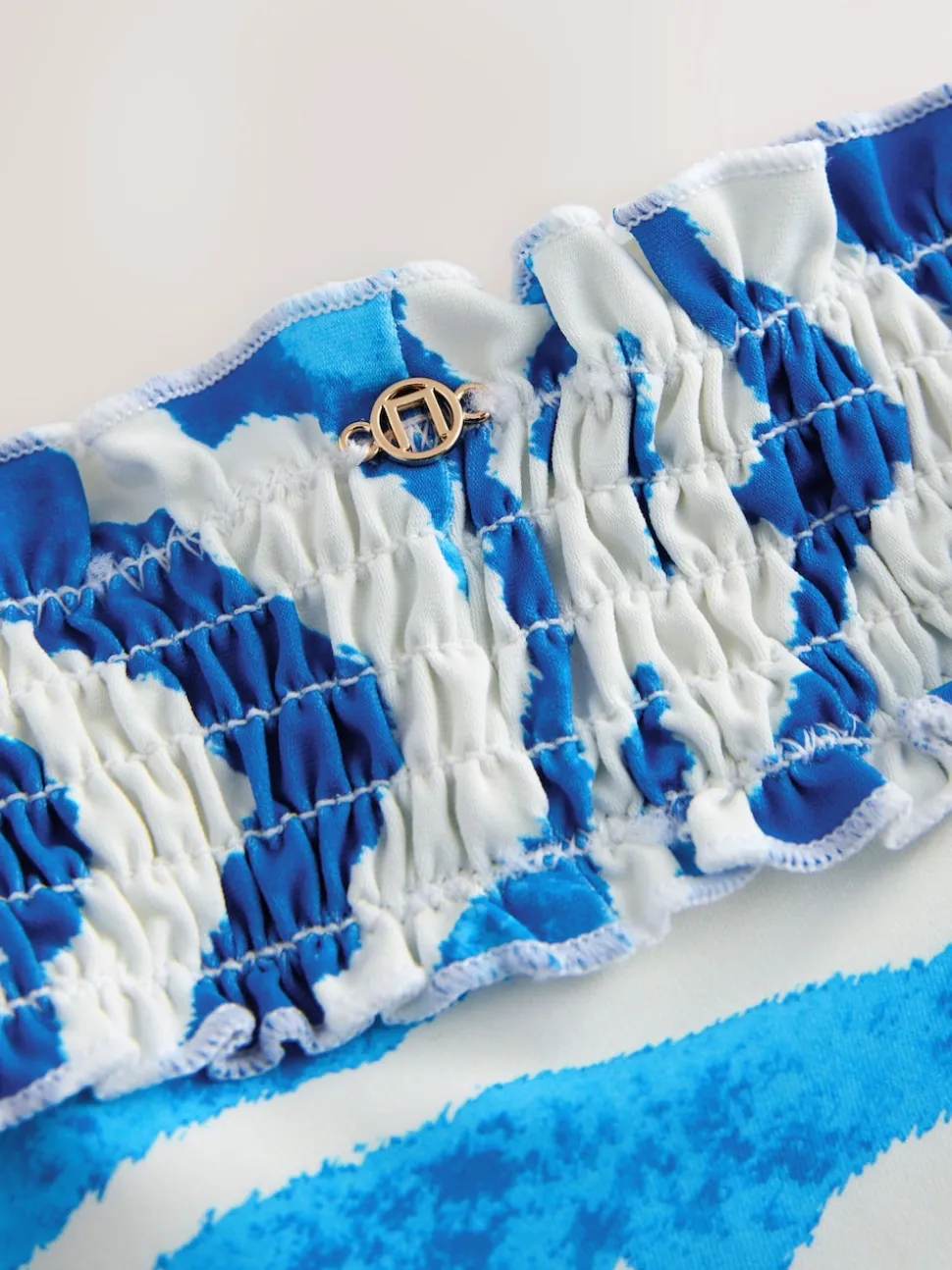 Witte/blauwe zebraprint - Gerimpelde bikinislip met hoge taille