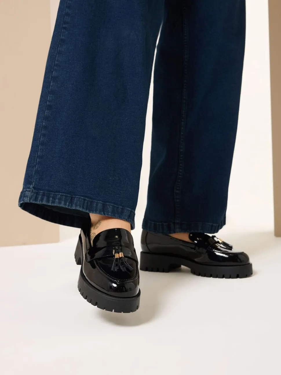 Yours Curve - Wijde lakleren loafers met kwastjes