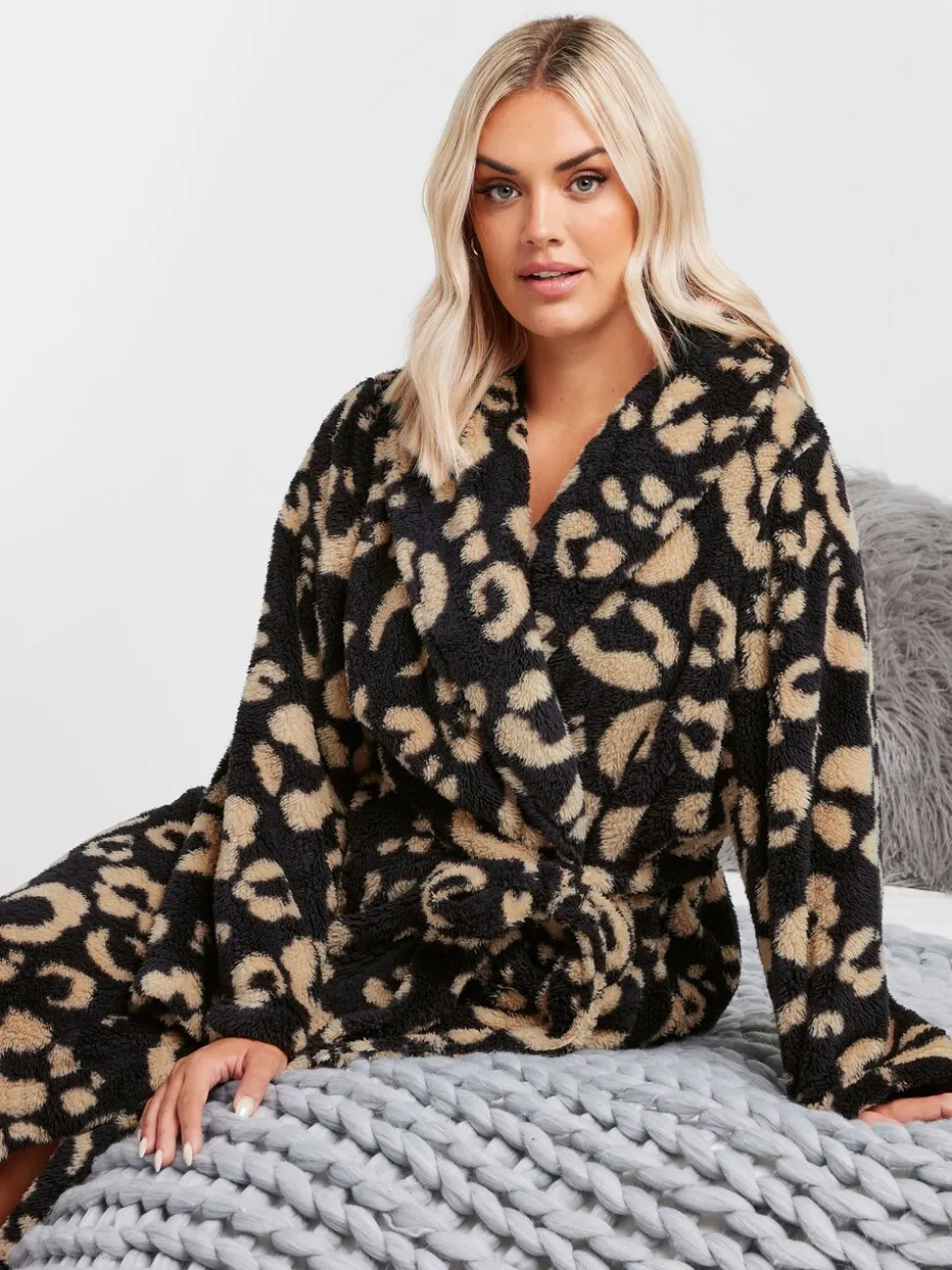 Yours Curve donzige badjas met sjaalkraag en dierenprint