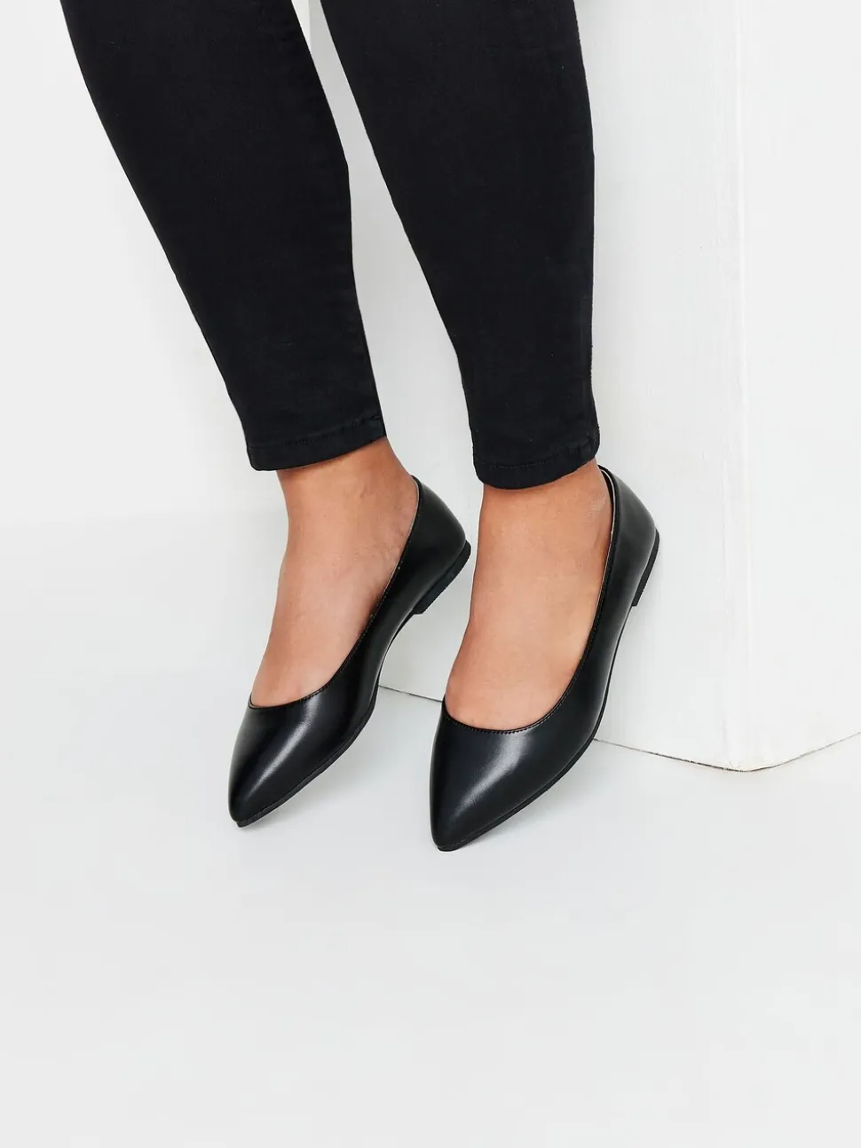 Yours Curve platte schoenen van imitatieleer met puntige neus en extra wijde pasvorm