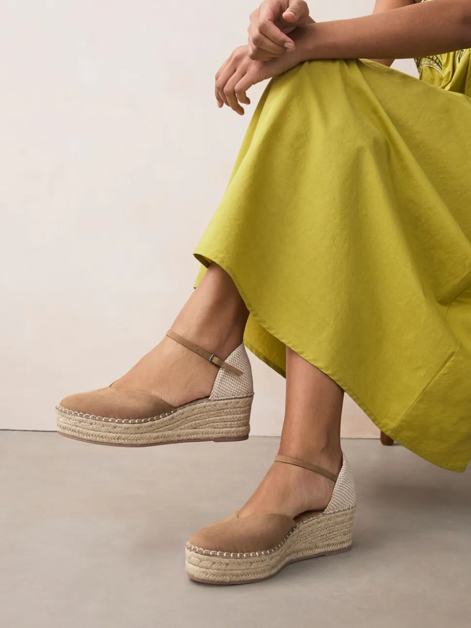 Zand - Espadrilles met sleehak en plateauzool met gesloten neus