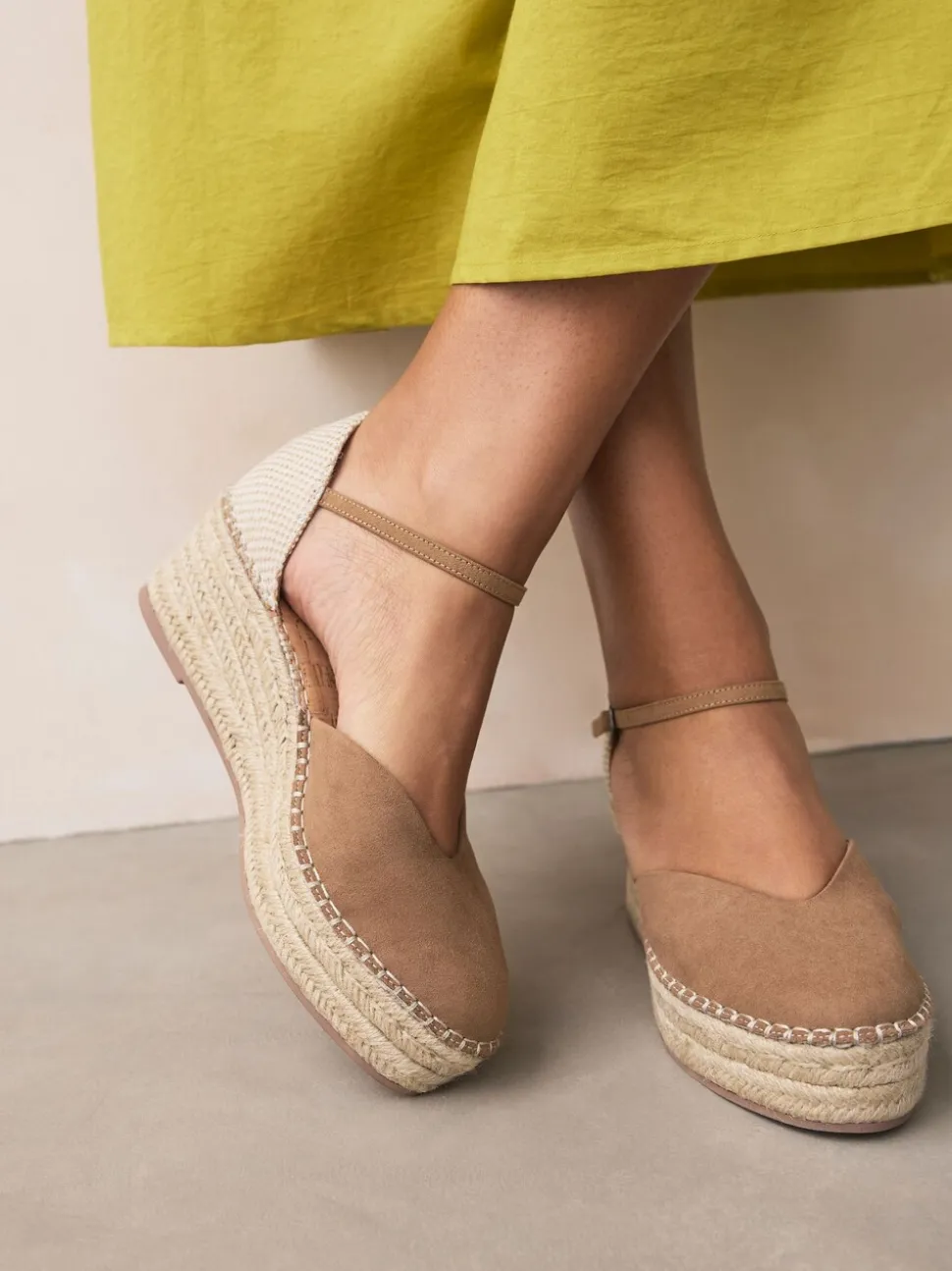 Zand - Espadrilles met sleehak en plateauzool met gesloten neus