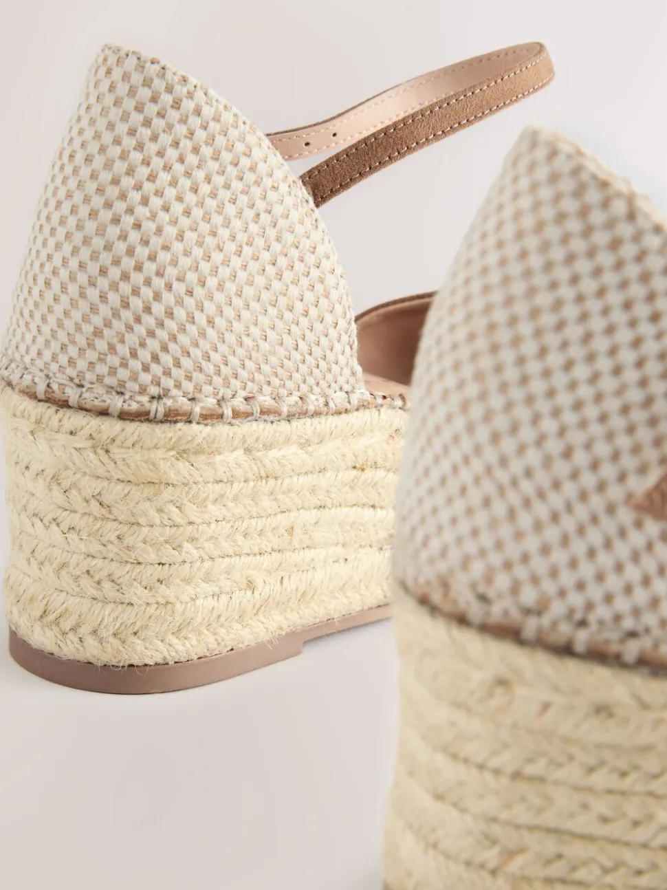 Zand - Espadrilles met sleehak en plateauzool met gesloten neus