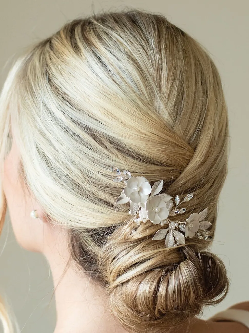 Zilver - Ivory & Co - Gardenia klem met kristallen, parels en geëmailleerde bloem