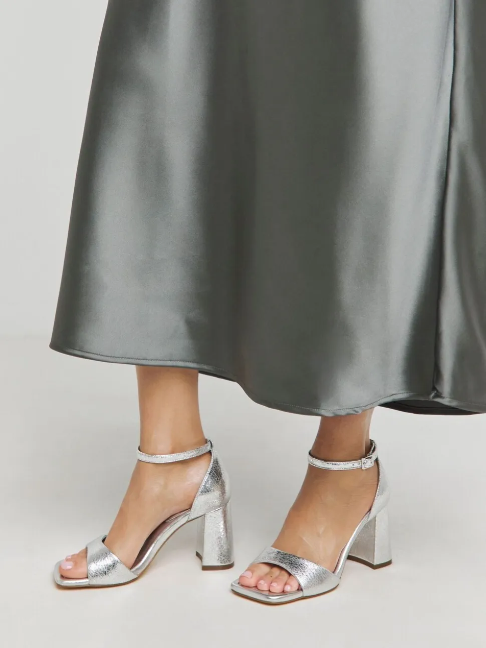Zilver - Simply Be Barely There Block Heel Sandals In Wide Fit