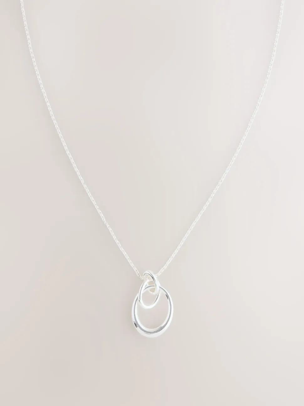 Zilverkleurig - Ketting met hangertje van vereende ringen
