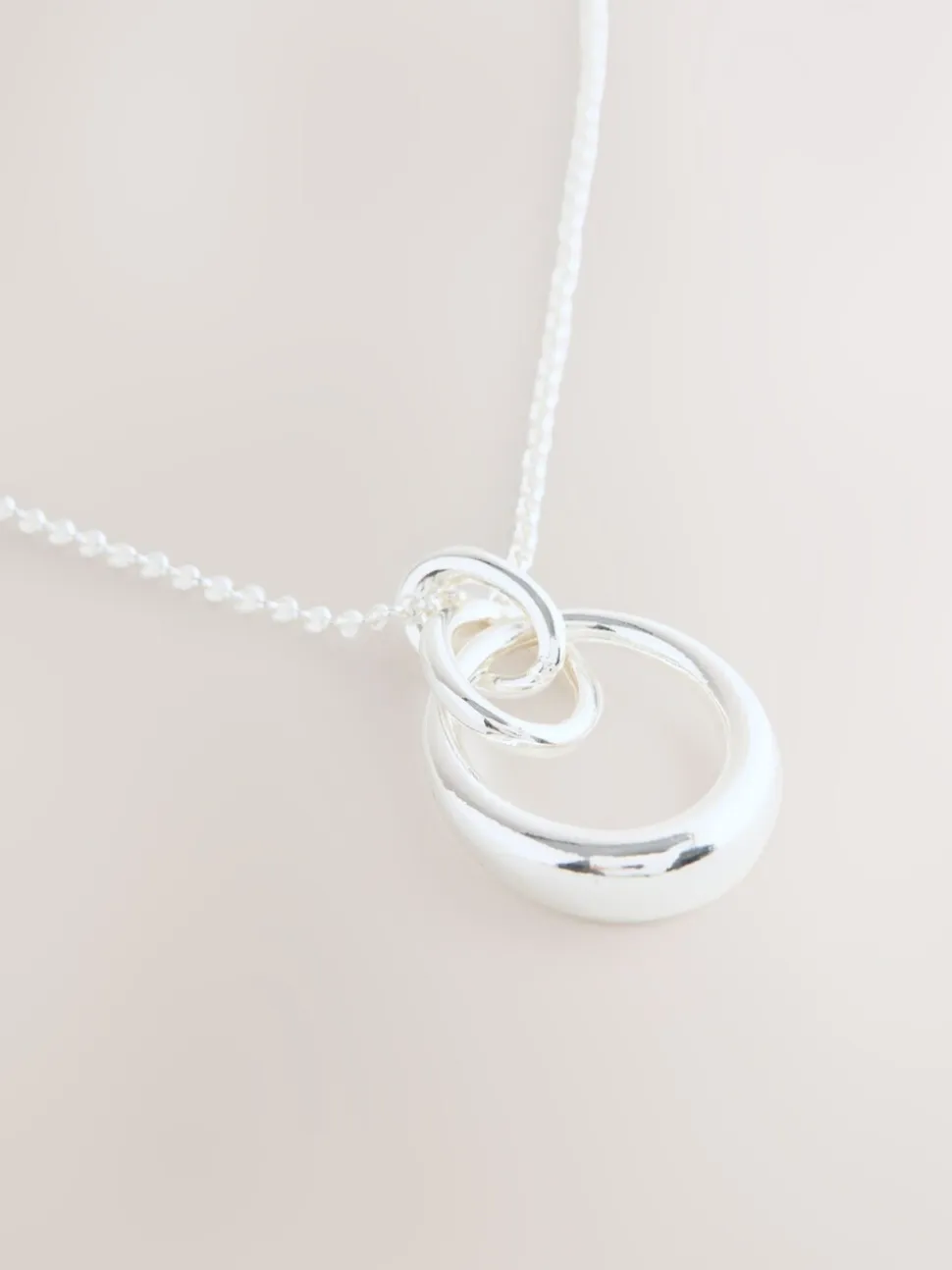 Zilverkleurig - Ketting met hangertje van vereende ringen