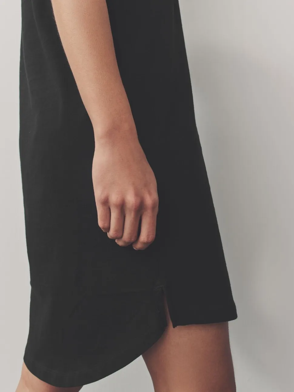 Zwart - 100% katoenen mini-jurk met V-hals en kapmouwtjes