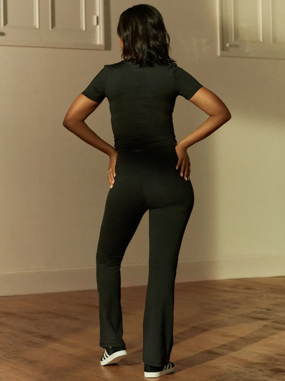 Zwart - Actieve flared legging met tailleoverslag