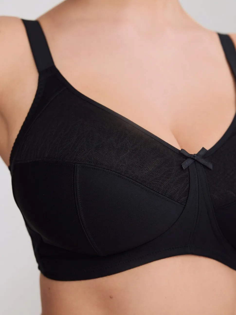Zwart - B-H Beha met volledige ondersteuning en volle cups zonder beugel en ultiem comfort