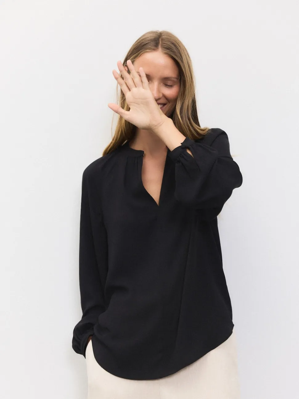 Zwart - Blouse met V-hals en lange mouwen