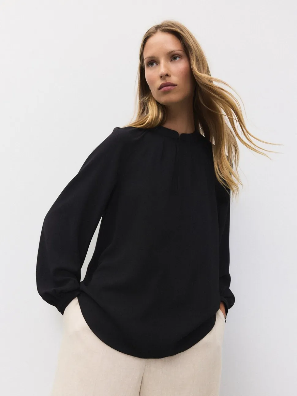 Zwart - Blouse met V-hals en lange mouwen