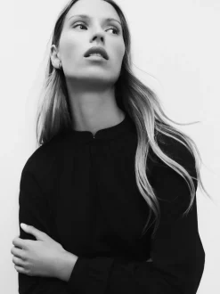Zwart - Blouse met V-hals en lange mouwen