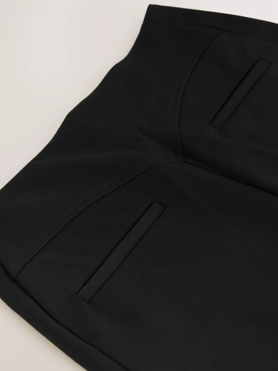 Zwart - Corrigerende broek met grote zakken