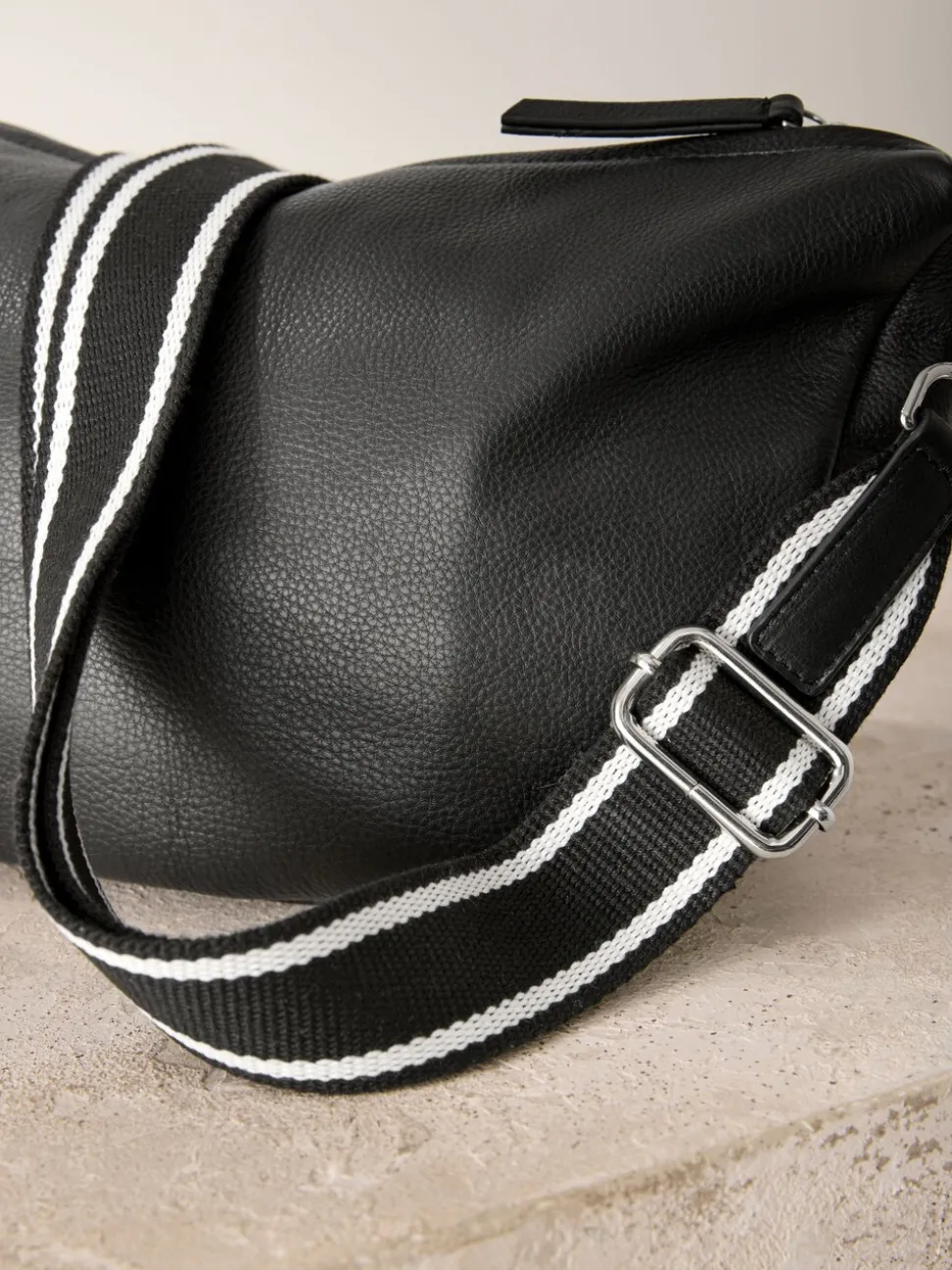 Zwart - Crossbodytas van leer met band