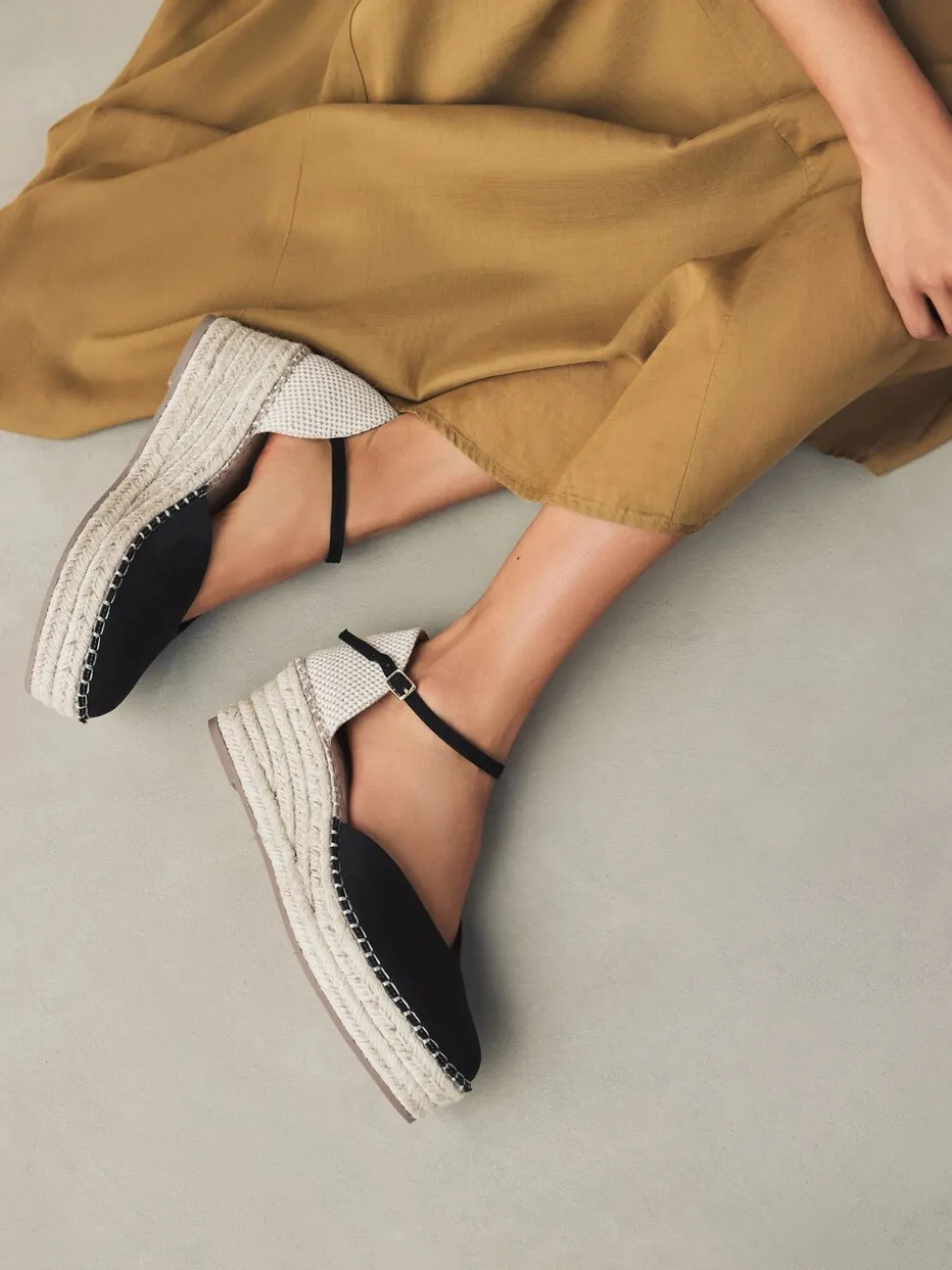 Zwart - Espadrilles met sleehak en plateauzool met gesloten neus
