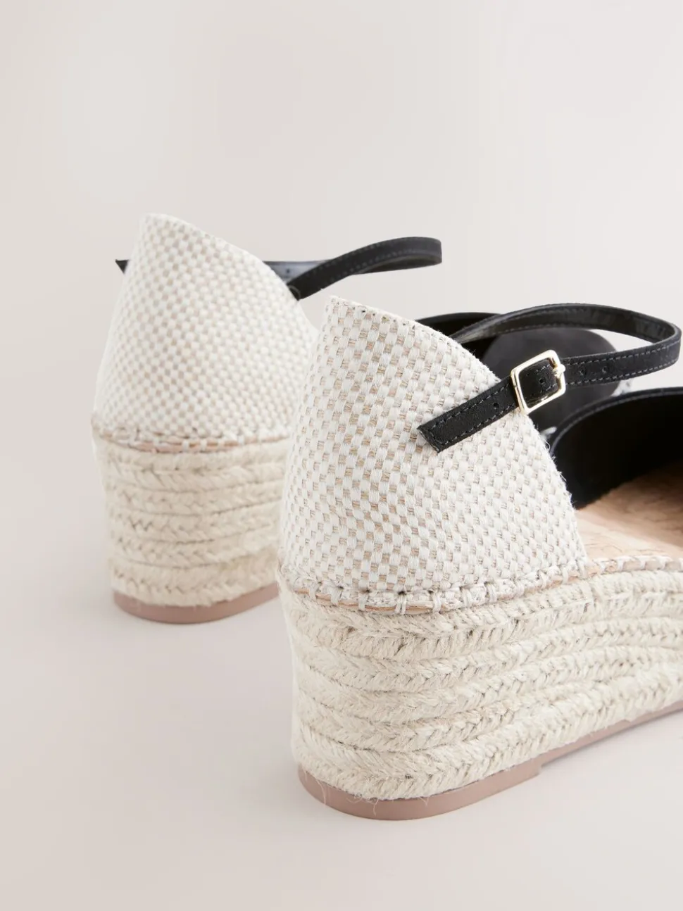 Zwart - Espadrilles met sleehak en plateauzool met gesloten neus