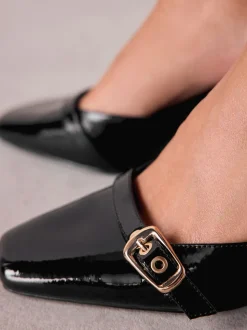 Zwart - Forever Comfort® Buckle Closed Toe Block Heels