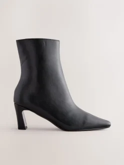 Zwart - Forever Comfort® enkellaarsjes met hak en spitse neus