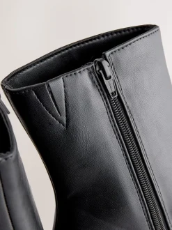 Zwart - Forever Comfort® enkellaarsjes met hak en spitse neus