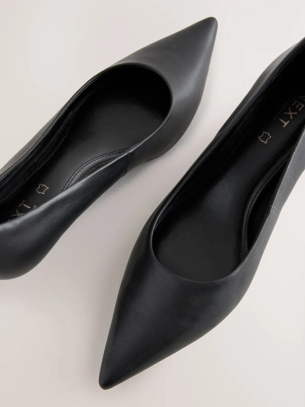 Zwart - Forever Comfort® Leather Point Toe Heels