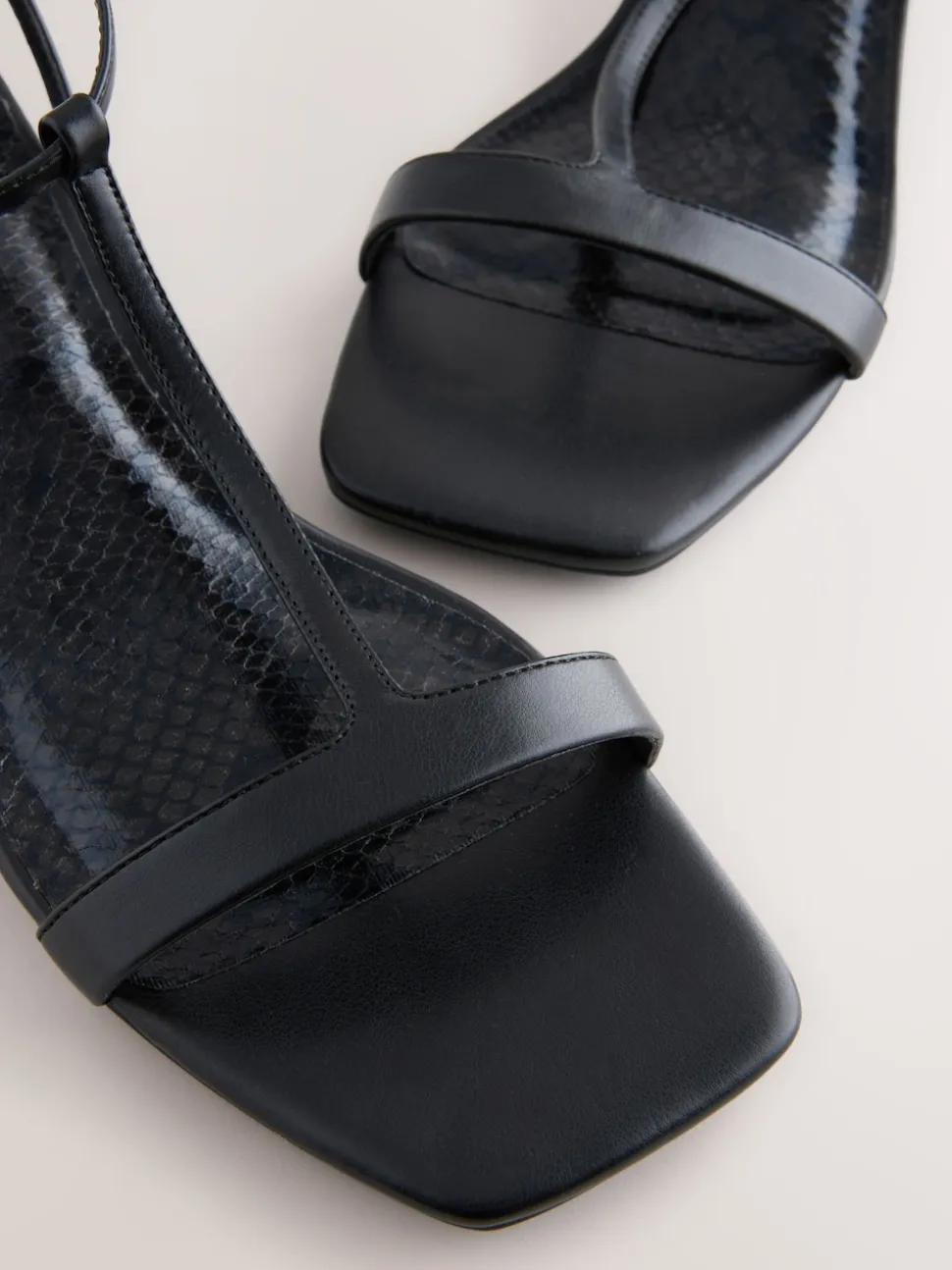 Zwart - Forever Comfort® sandalen met lage blokhak en bandjes