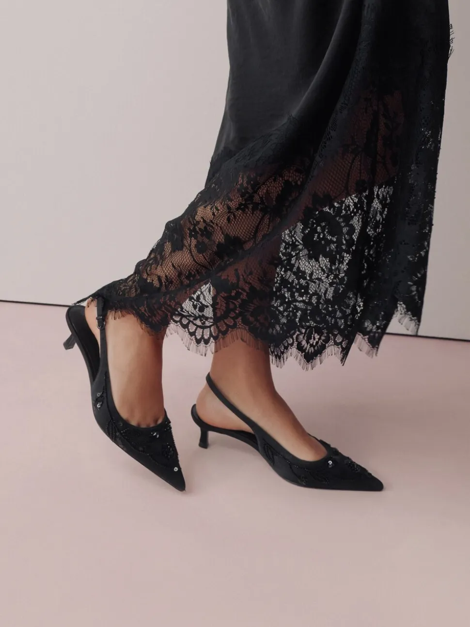 Zwart - Forever Comfort satijnen slingbacks met kralen en hakje