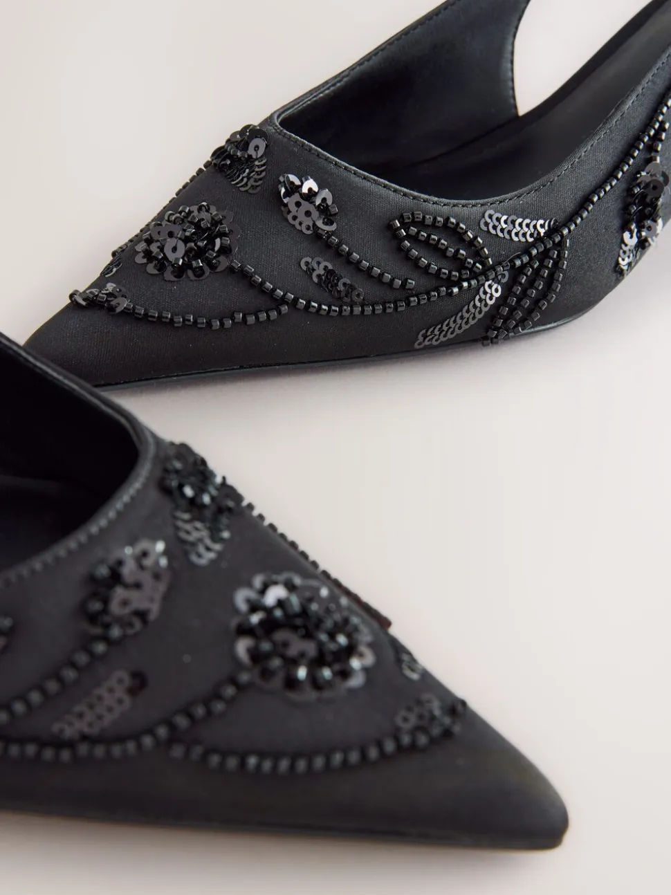 Zwart - Forever Comfort satijnen slingbacks met kralen en hakje