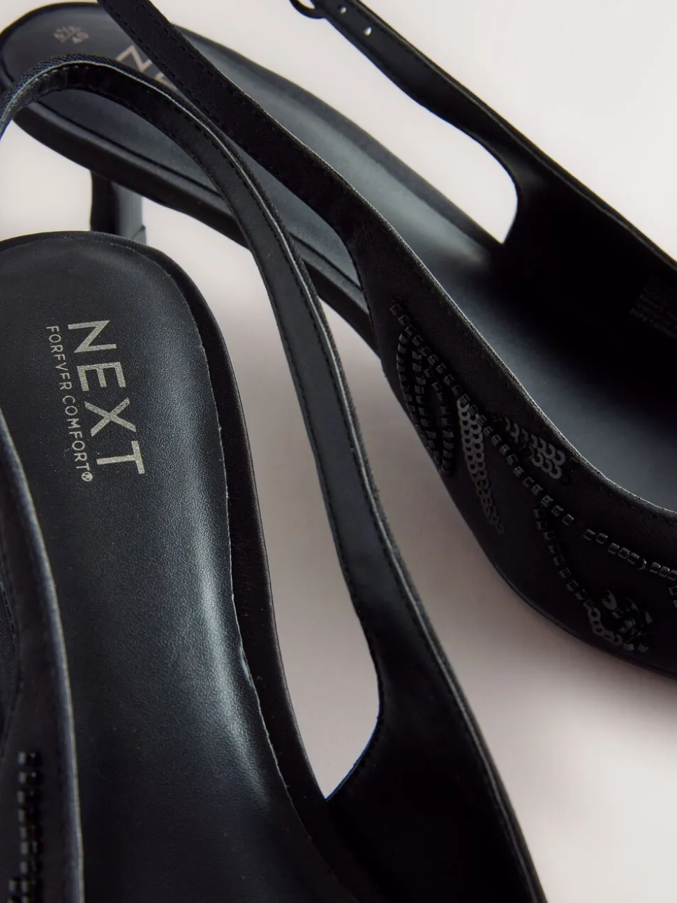 Zwart - Forever Comfort satijnen slingbacks met kralen en hakje
