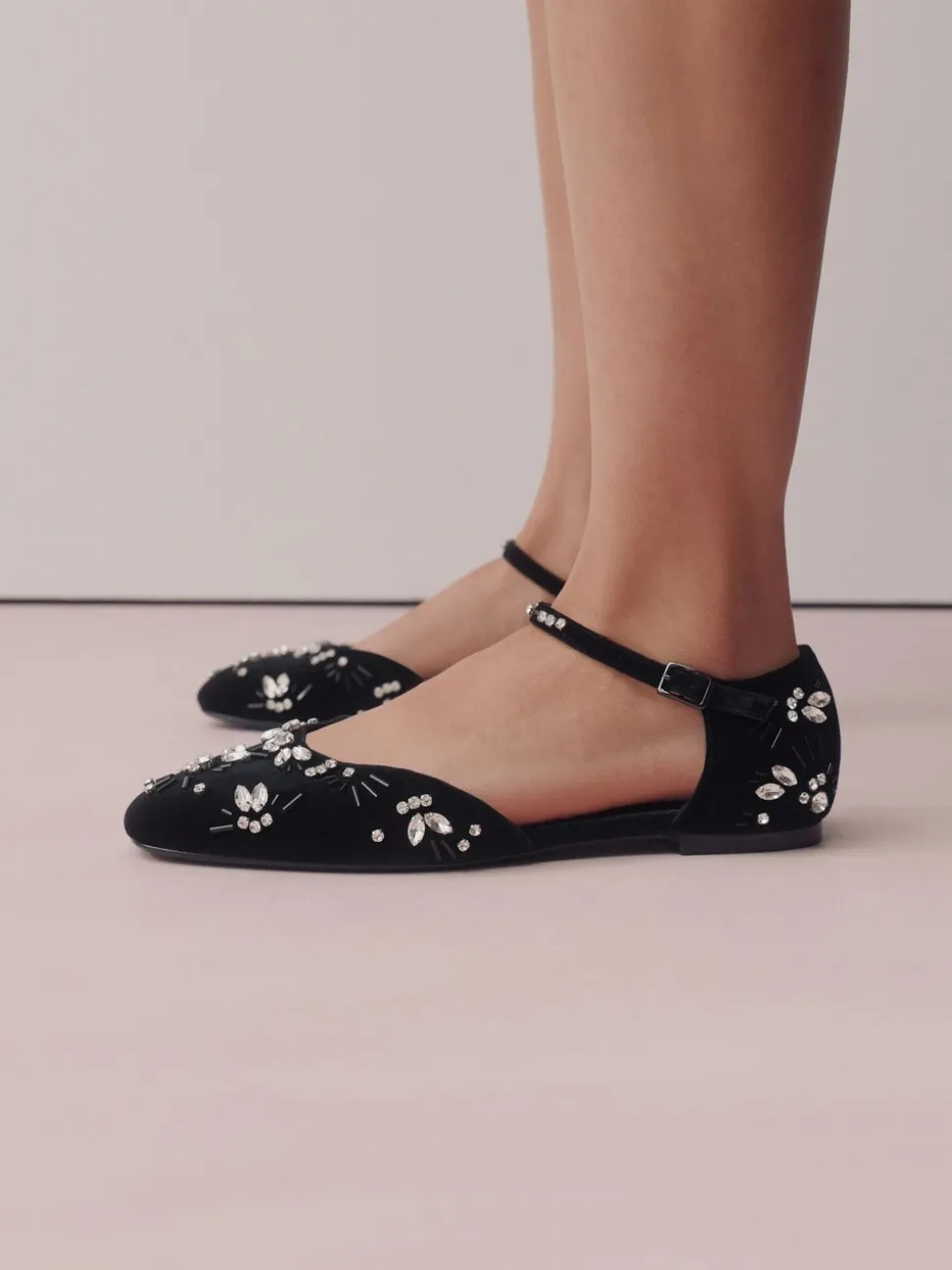 Zwart - Forever Comfort® Velvet Embellished Two Part Closed Toe Shoes