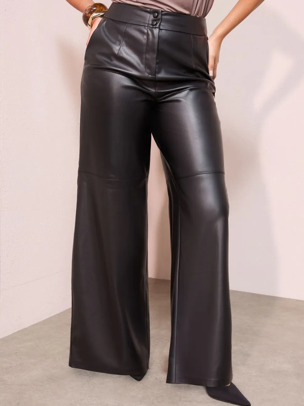Zwart - Friends Like These X Lucy Mecklenburgh Faux Leather Tailored Wide Leg Trousers