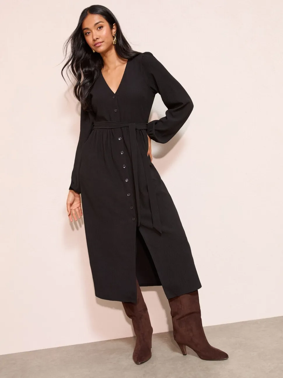 Zwart - Friends Like These - Getextureerde midi-jurk met lange mouwen, strikceintuur en knoopsluiting