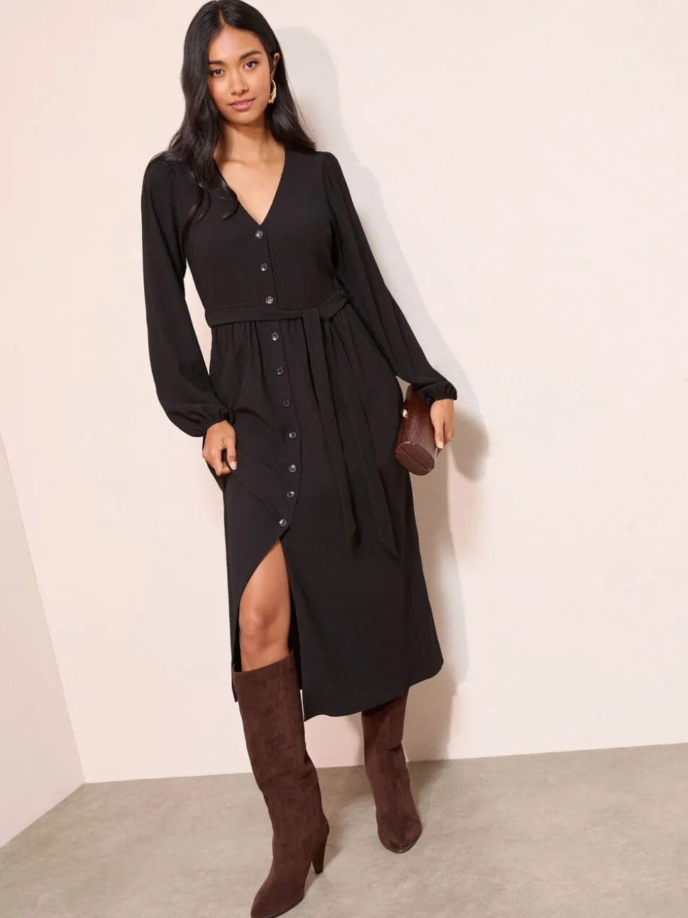 Zwart - Friends Like These - Getextureerde midi-jurk met lange mouwen, strikceintuur en knoopsluiting
