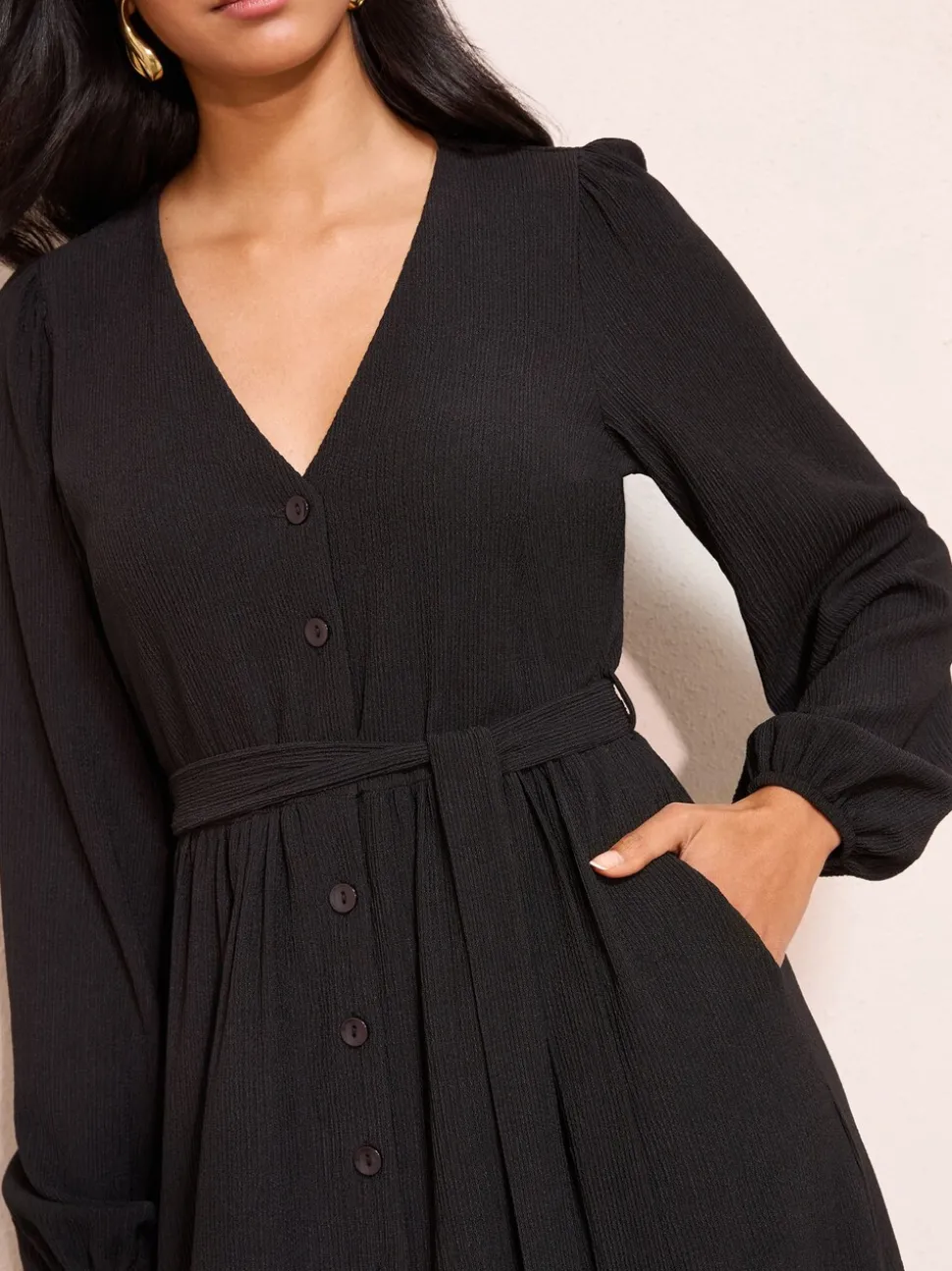 Zwart - Friends Like These - Getextureerde midi-jurk met lange mouwen, strikceintuur en knoopsluiting
