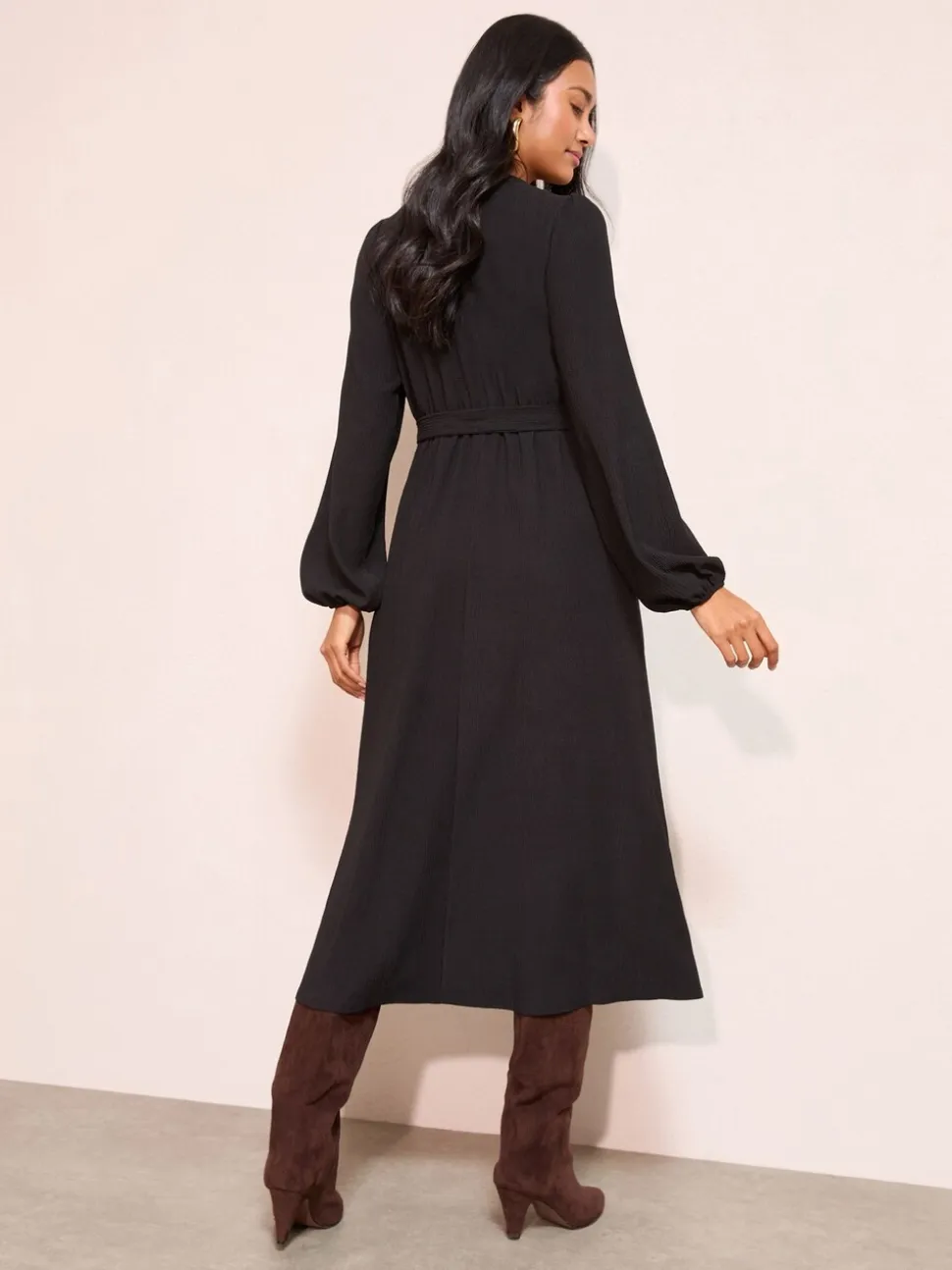 Zwart - Friends Like These - Getextureerde midi-jurk met lange mouwen, strikceintuur en knoopsluiting