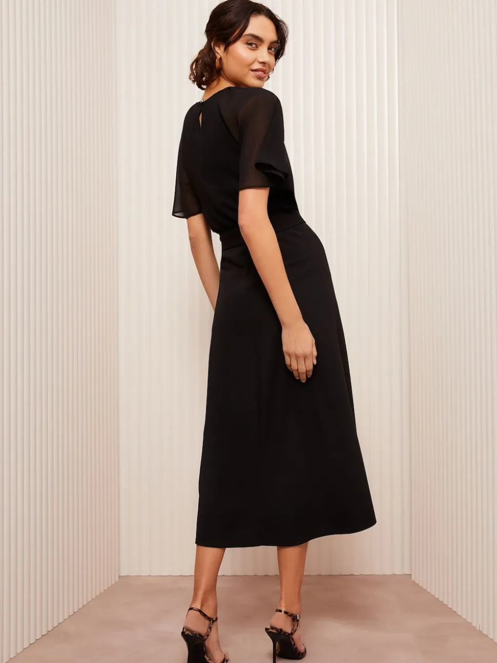 Zwart - Friends Like These scuba chiffon midi-jurk met fladdermouwen