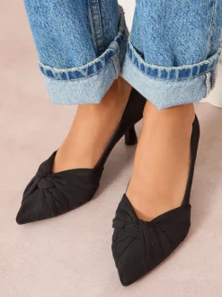 Zwart - Friends Like These pumps met gedraaide details, Naaldhak en Imitatiesuède