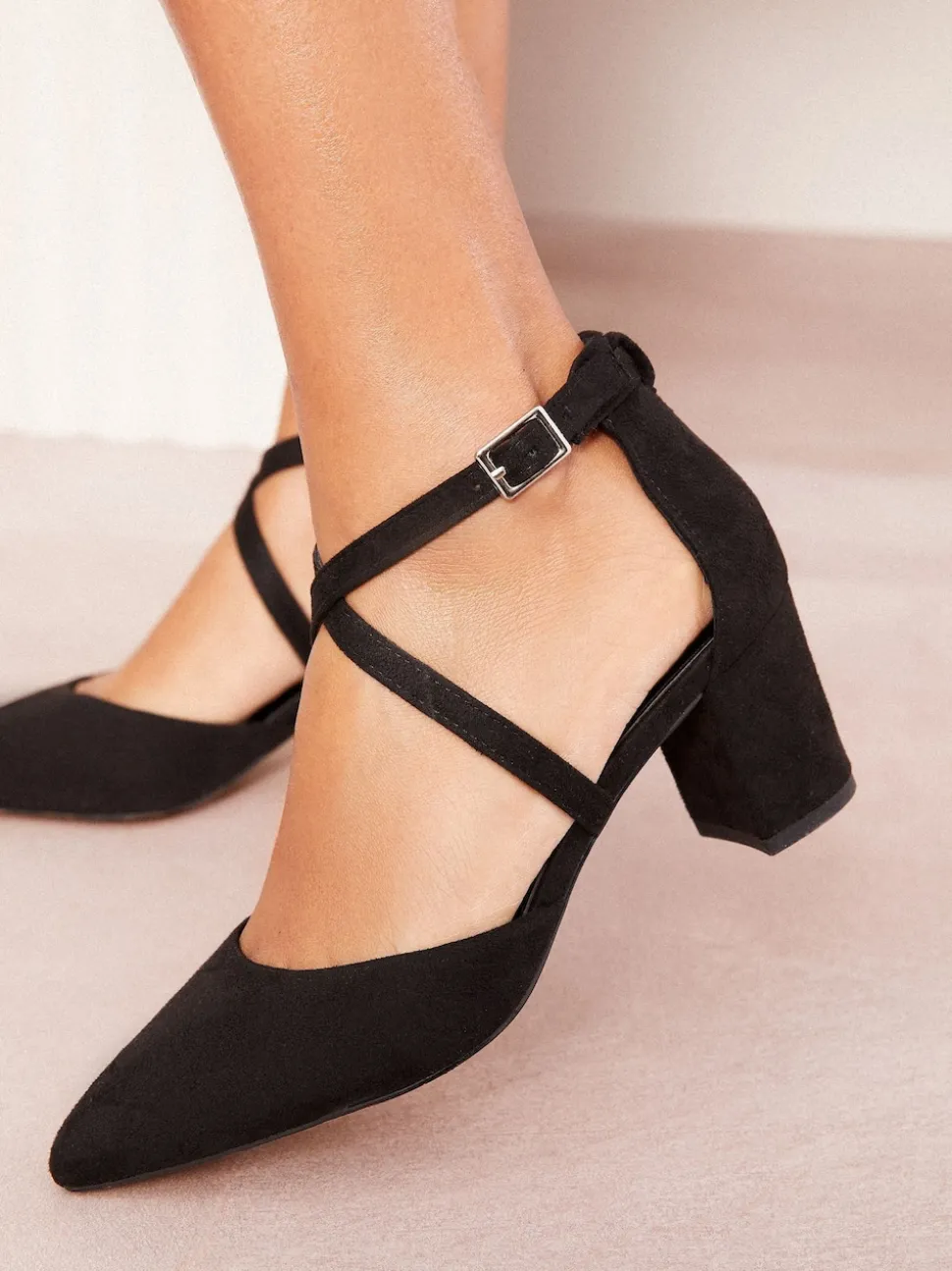 Zwart - Friends Like These pumps met blokhak en gekruiste bandjes