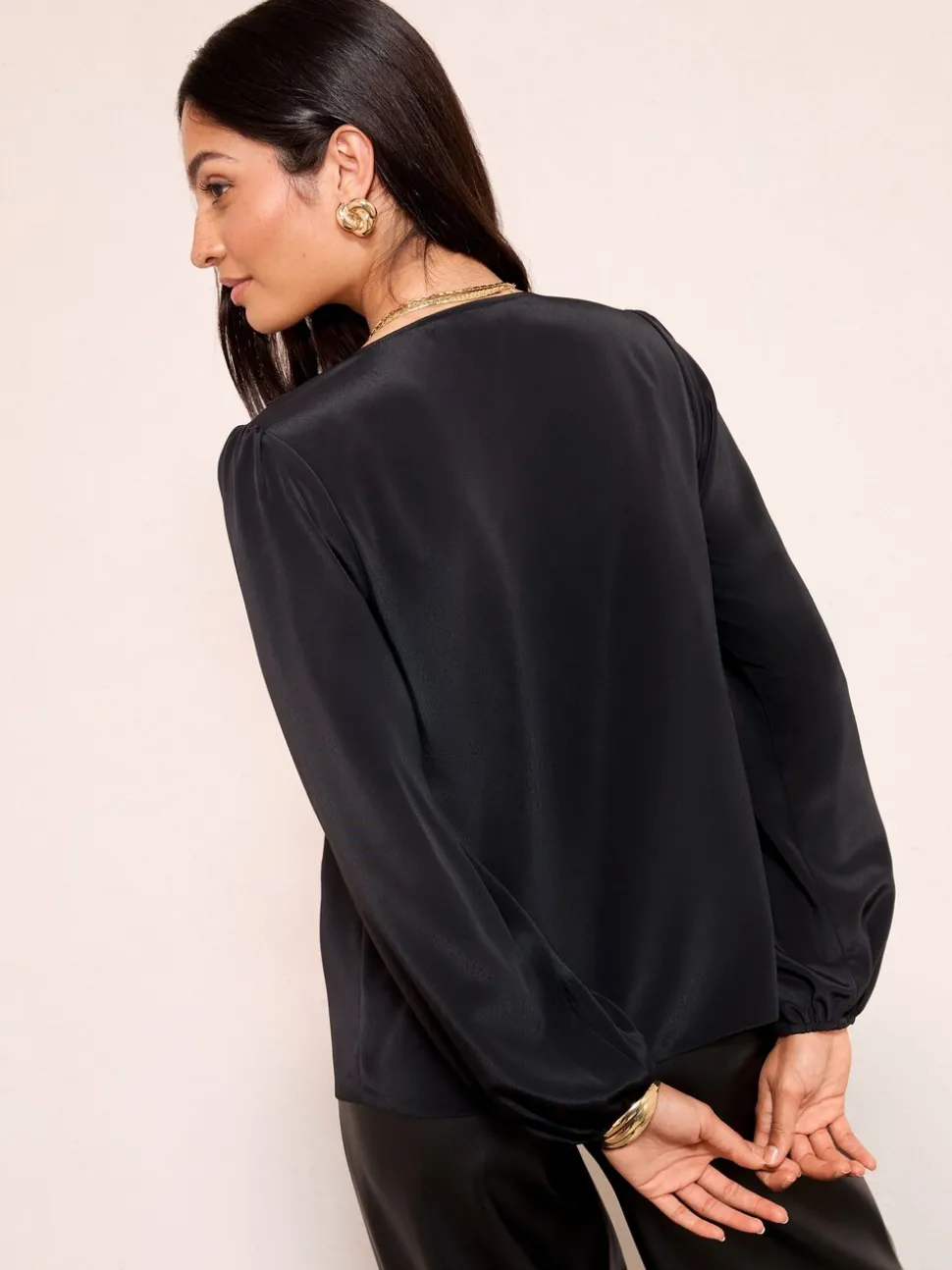 Zwart - Friends Like These Long Sleeve Button Front Ruffle Blouse