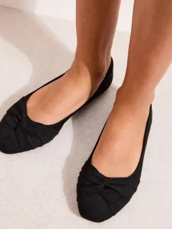 Zwart - Friends Like These Ballerina's met gedraaide details en ronde neus